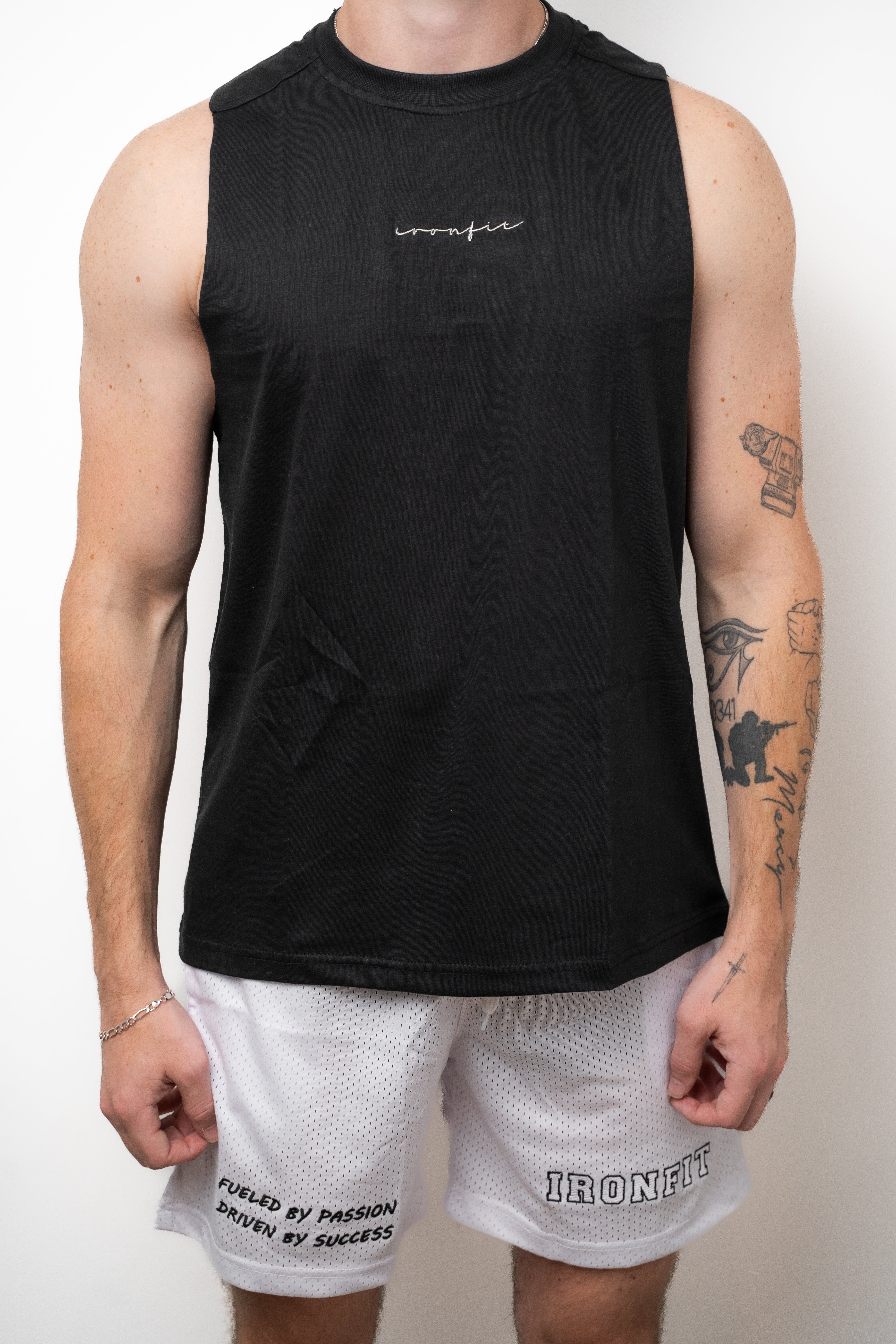 IRONFIT SLEEVELESS SIGNATURE SHIRT - BLACK