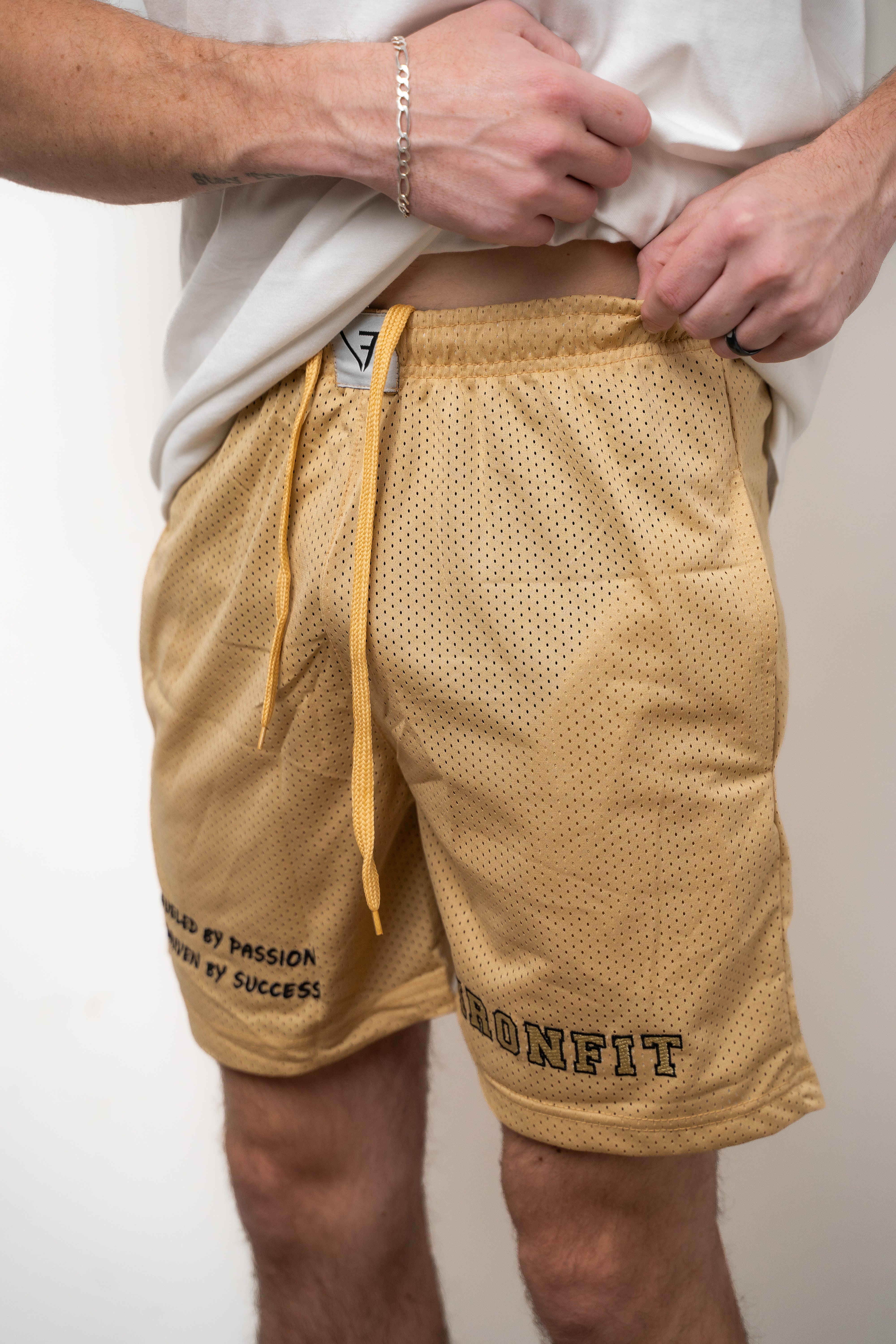 IRONFIT MESH COLLEGE SHORT - BEIGE