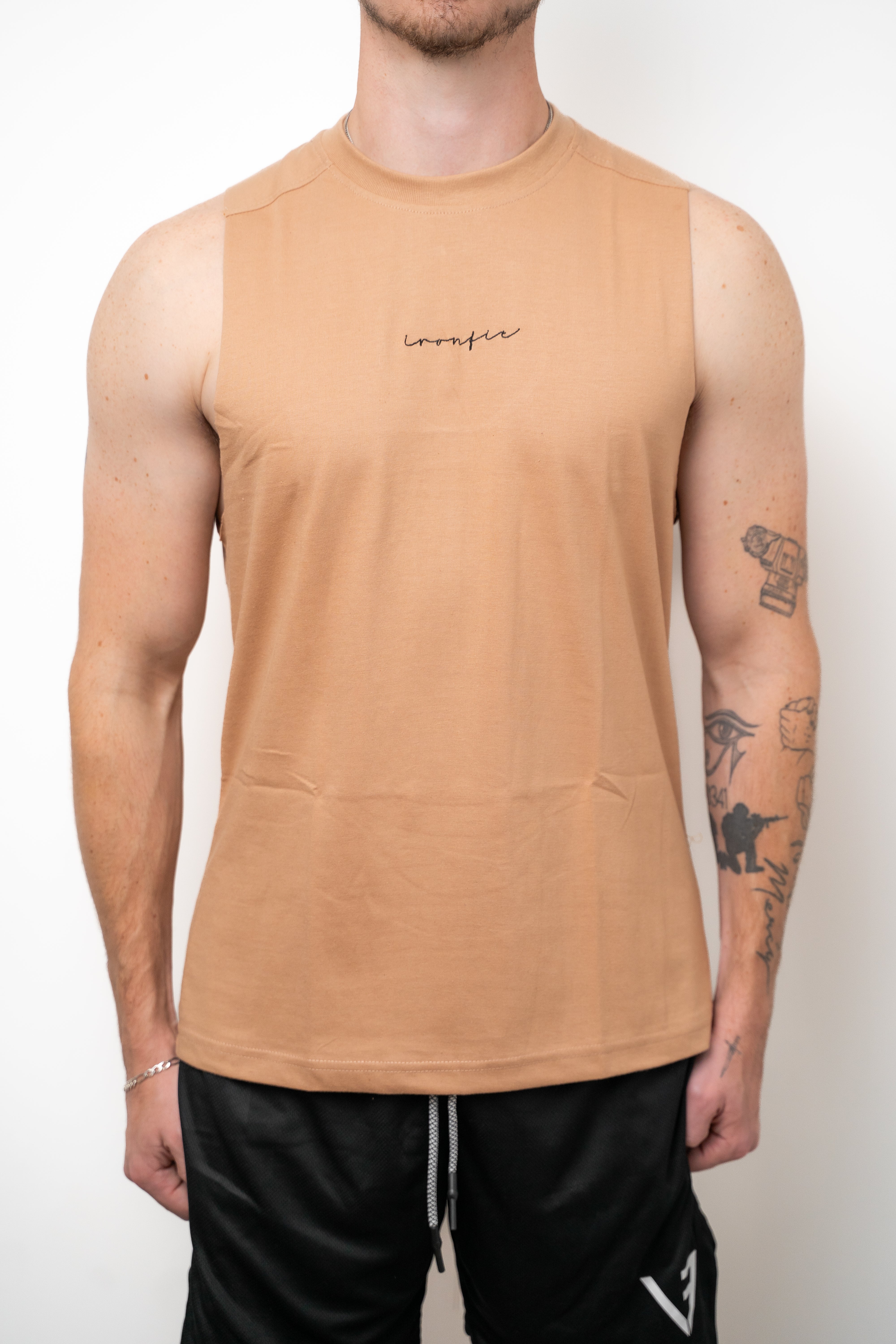 IRONFIT SIGNATURE SLEEVELESS SHIRT - TAN